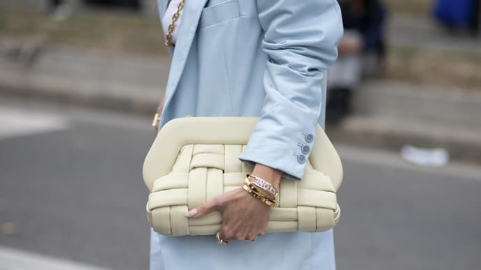 Eine Frau mit luxuriösen Armbändern