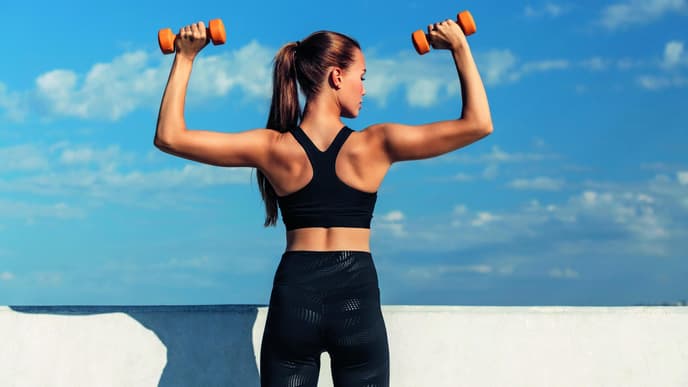 Eine Frau hebt Gewichte