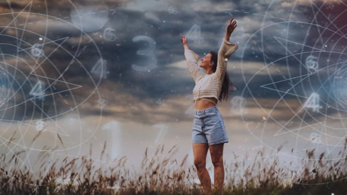 Frau steht auf einer Wiese