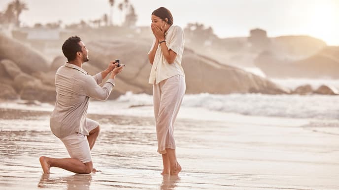 Ein Mann macht einer Frau einen Heiratsantrag