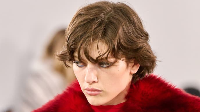 Frau mit wildem Kurzhaarschnitt