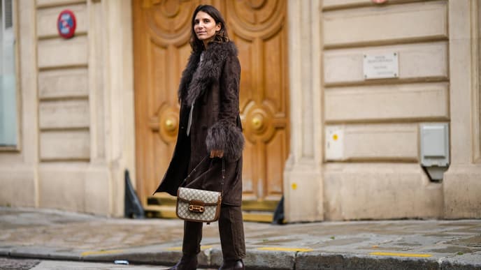 Frau mit Jeans, Mantel und passenden Stiefeletten