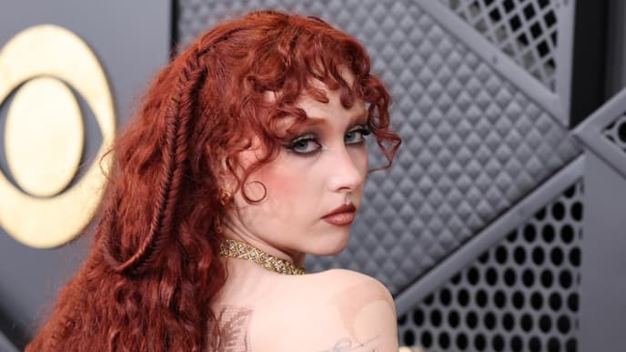 Chappell Roan mit einem tiefen Rückenausschnitt und geflochtenen Haaren.