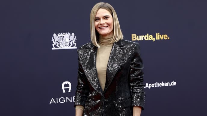 Hazel Brugger mit einem Hosenanzug aus Pailletten auf dem Roten Teppich.