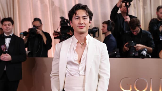 Hudson Williams auf dem Roten Teppich der Golden Globes.