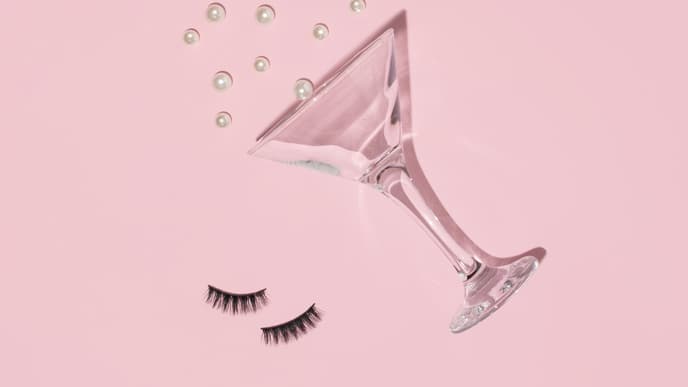 Cocktailglas und Fake Lashes