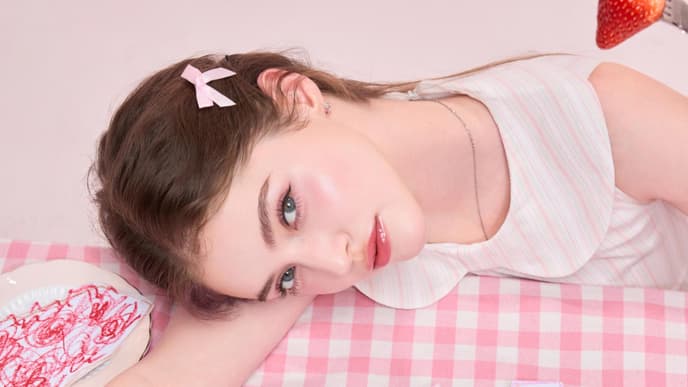 Junge Frau mit süßem Make-up und gedecktem Tisch