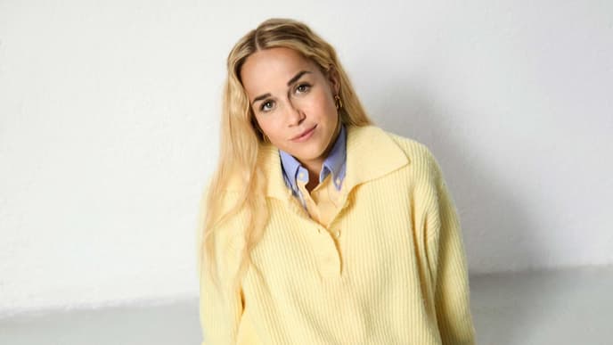 Giulia in ihrem Lieblings-TK Maxx-Look vom Shooting: Strickpullover im Polo-Stil, Hemdbluse im Patchwork-Look, Shorts mit Umschlag, Loafer, Ohrringe, Ringe und Socken von TK Maxx.