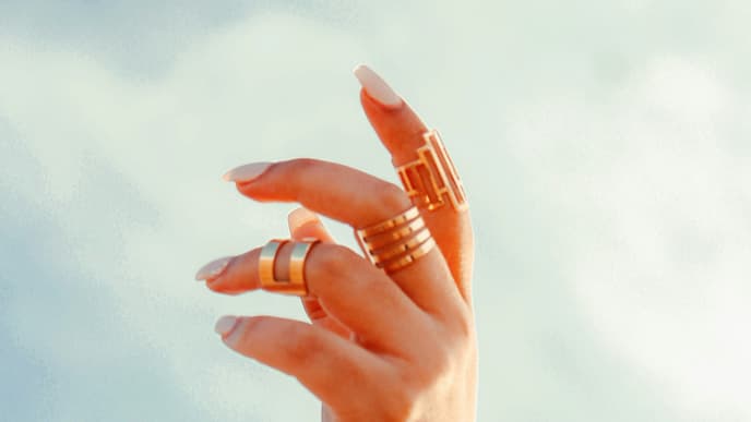 Hand streckt sich in den Himmel