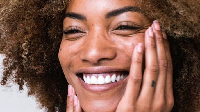 Eine junge Frau lächelt glücklich