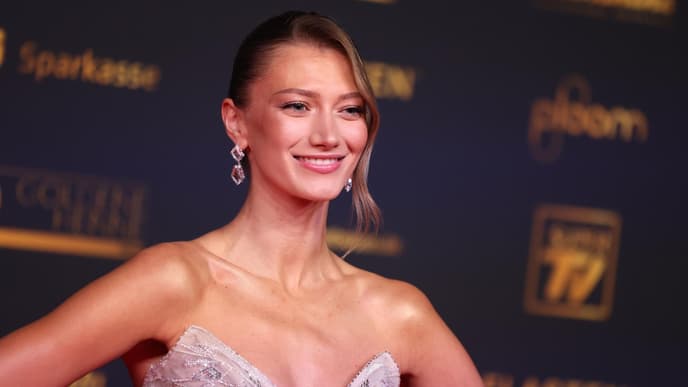 Sängerin Leony mit einem trägerlosen Kleid und hochgesteckten Haaren.