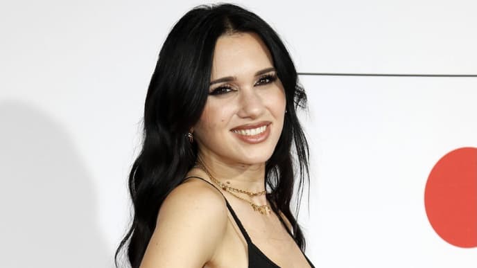 Vanessa Borck mit einem schwarzen Kleid mit Cut-outs.