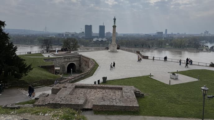 Ein Blick auf den Park bei der Festung in Belgrad mit einem Fluss im Hintergrund.