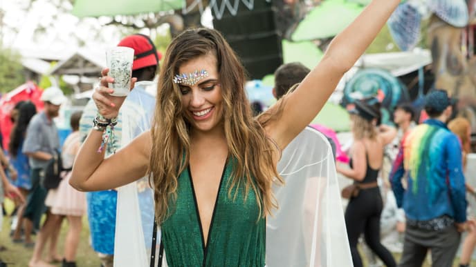 Junge Frau Festival Glitzer