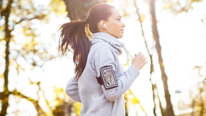 Eine Frau joggt in der Sonne