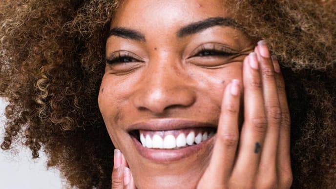 Eine Frau lächelt in die Kamera