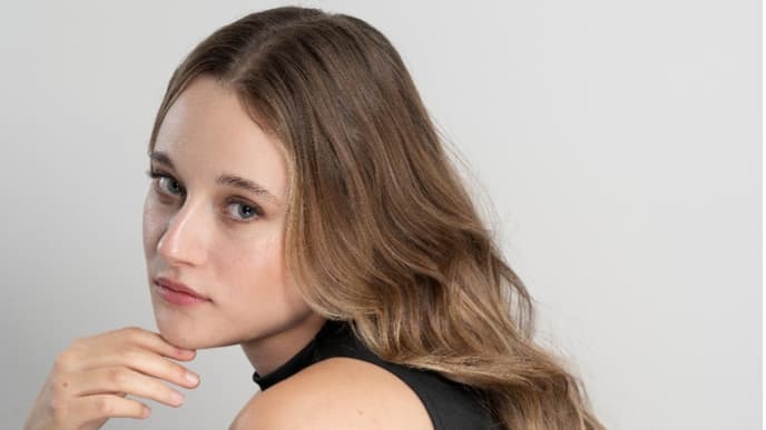 Eine Frau mit langen und vollen Haaren