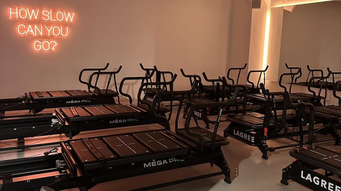 Mehrere Megaformer in einem Studio mit einem Neonsign an der Wand.