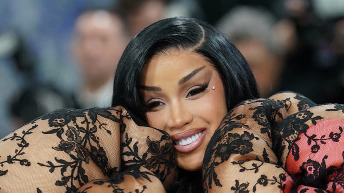 Cardi B mit Facelift Brows