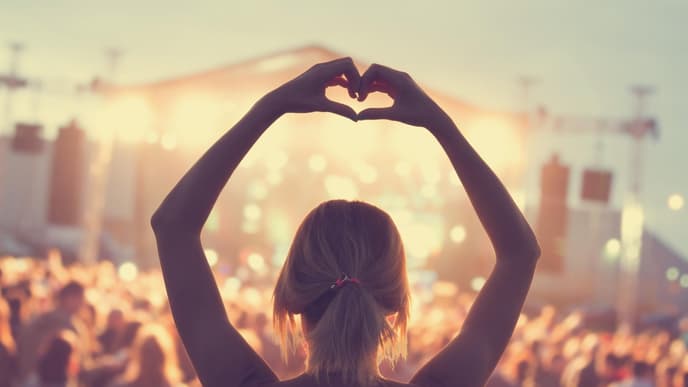 Junge Frau auf Festival