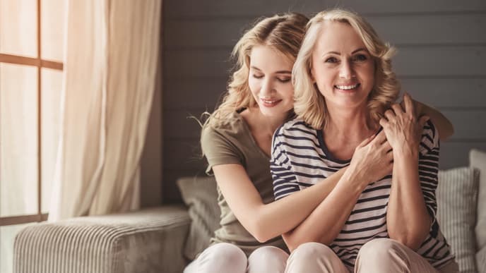 Mutter und Tochter sitzen zusammen