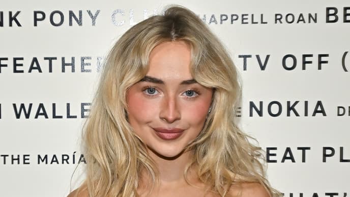 Sabrina Carpenter mit Fawn Freckles