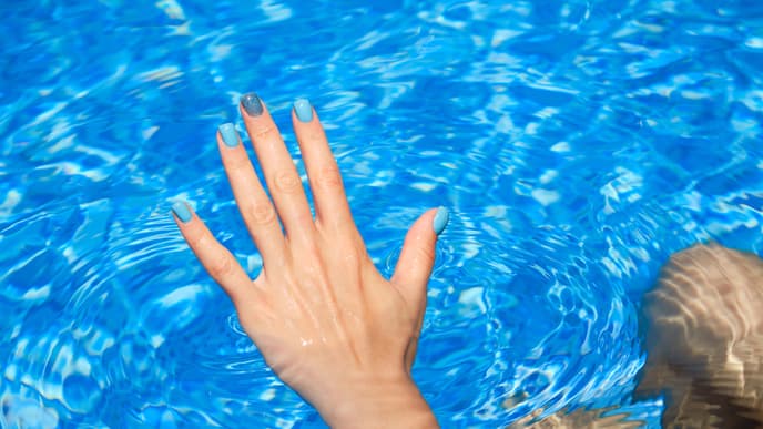 Blaue Sommernägel im Pool Blaue Sommernägel im Pool