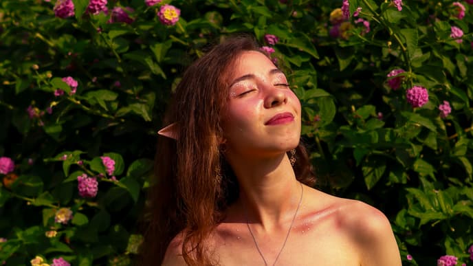 Junge Frau mit Make-up in der Sonne