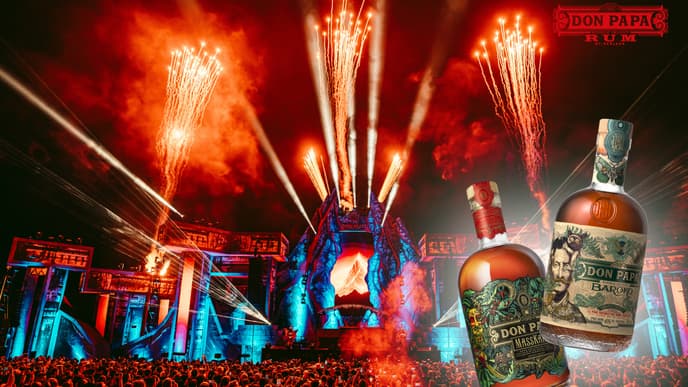 Das Open Beatz ist für viele das Festival-Highlight des Jahres. Eine Festivalbühne mit Feuerwerk und vielen Menschen davor, außerdem zwei Flaschen von Don Papa Rum darübergelegt.