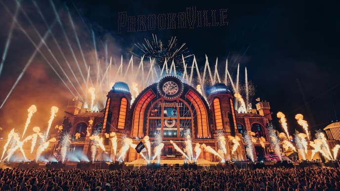 Mainstage vom Parookaville Festival mit Feuerwerk und einer Bühnenshow.