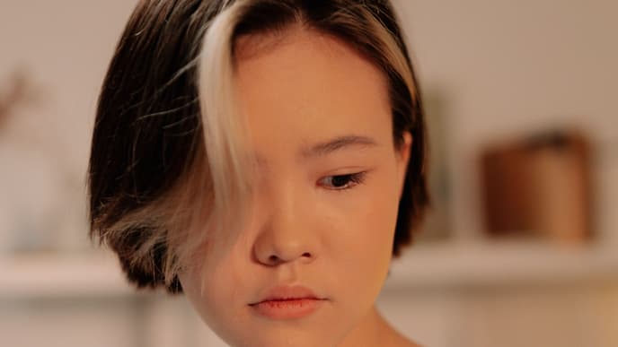 Frau mit Strähnchen im Haar