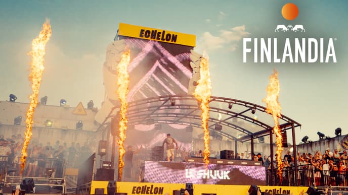 Echelon Festival Bühne mit Feuer und einer Menschenmenge.