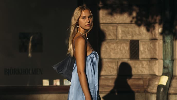 Eine Frau in einem blauen Kleid aus Seide