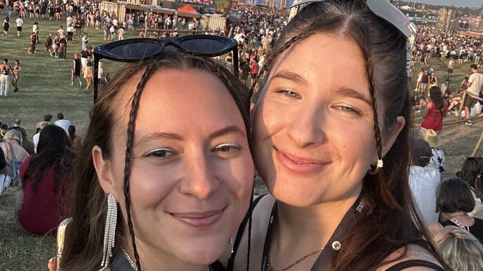 Silva Oldenburg und Laura Carstens vor der Mainstage des PAROOKAVILLE Festivals.