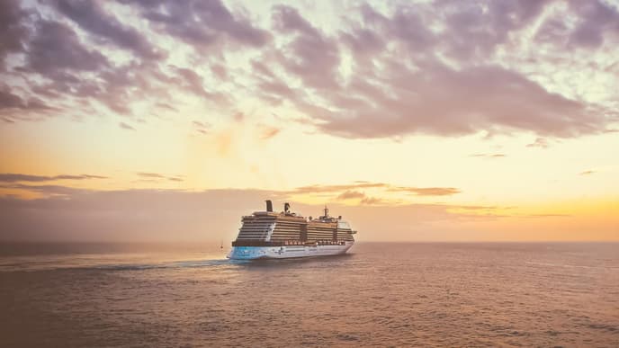 Ein Kreuzfahrtschiff bei Sonnenuntergang