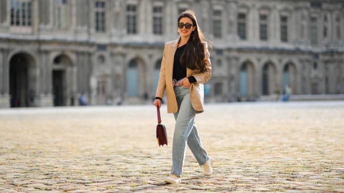 Sylvia Haghjoo trägt Mom Jeans Streetstyle