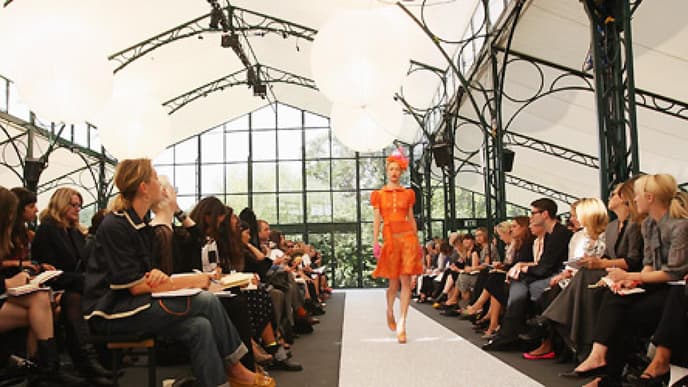 model-auf-catwalk-520x250-628145.jpg