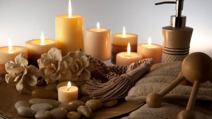 erotische-massage-kerzen-brennen-auf-tisch-520x313-1736312.jpg