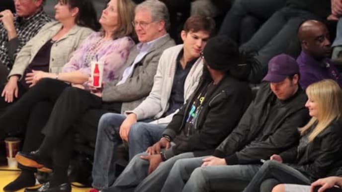 ashton-kutcher-rangelei-auf-festival-480x270-1794021.jpg