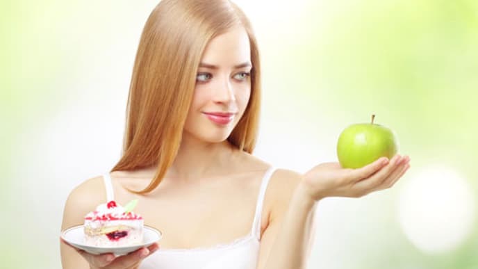 abnehmen-ohne-sport-frau-haelt-apfel-520x313-1656441.jpg