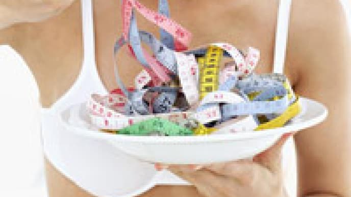 fitness-bewusste-frau-isst-in-analogie-zur-diaet-ein-massband-200x300-233742.jpg