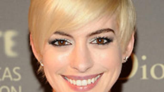 Anne Hathaway bleibt blond