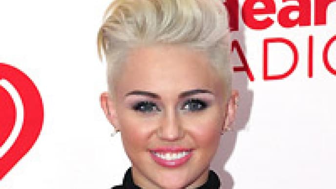 Miley Cyrus sieht aus wie Brigitte Nielsen