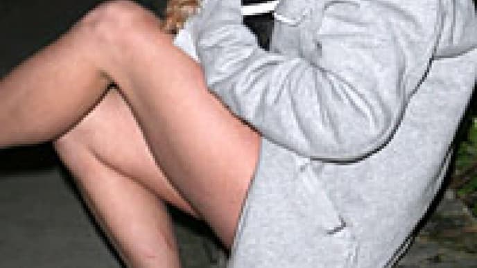 britney-spears-am-boden-bild-colourpress-200x300-22917.jpg