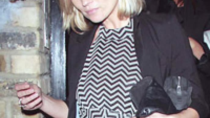 kate-moss-mit-neuem-hairstyling-kurz-und-platinblond-bild-colourpress-200x300-223016.jpg