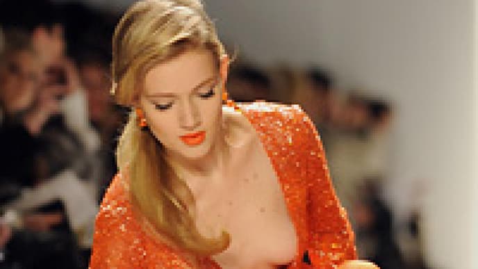 Model stolpert bei NY Fashion Week