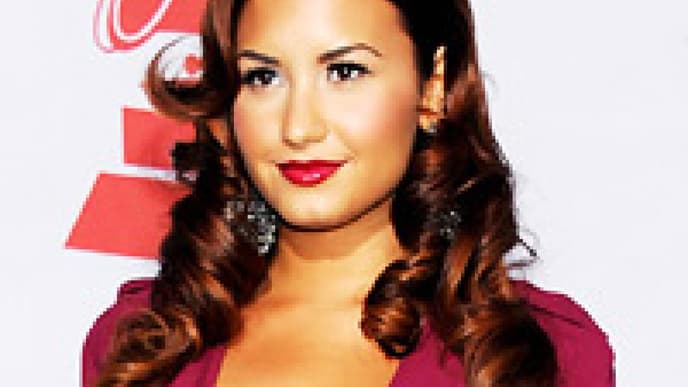 Demi Lovato trägt Kleid falschrum