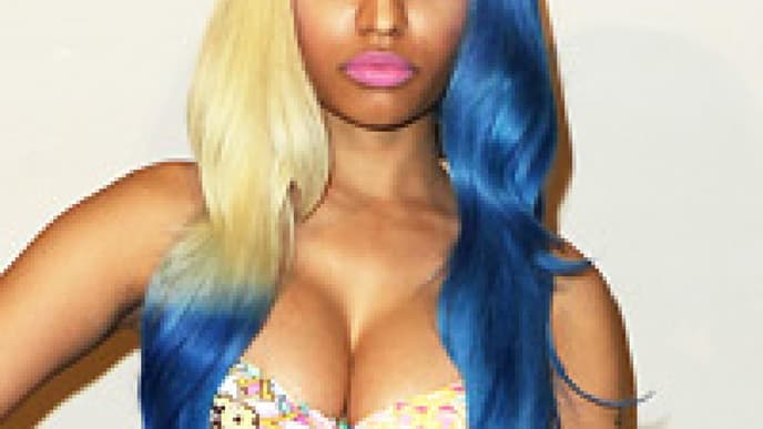 Nicki Minaj trägt einen BH