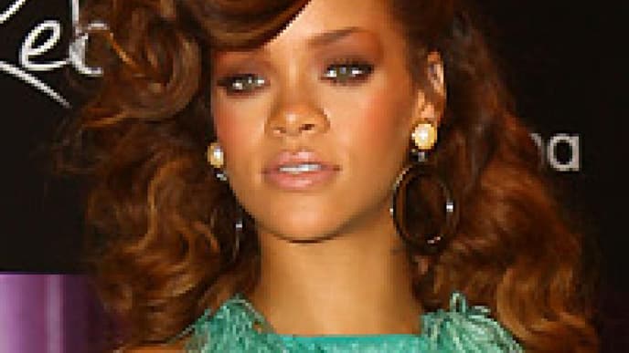 Rihanna im Plüsch-Ungetüm