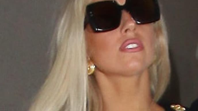 Lady Gaga trägt normales Kleid